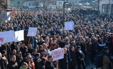Protest u Štrpcu poslije napada na Srbe na Kosmetu