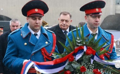 Počast herojima: Položeni vijenci na spomenik palim borcima Vojske Republike Srpske