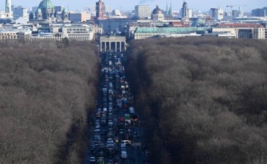Njemačkoj prijeti državni udar?! Vicekancelar saopštio: Proteste preuzele ekstremističke grupe