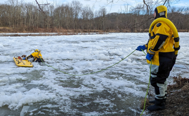 Vatrogasci spasili psa iz zaleđene rijeke: Jurio guske pa završio u vodi (FOTO)