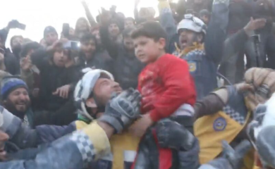 Cijela porodica izvučena iz ruševina u Siriji, ljudi aplaudirali od sreće (VIDEO)