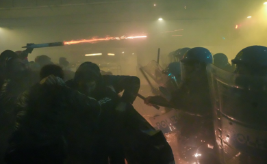 Milano kao ratna zona: Maskirani demonstranti napali policiju, grad u plamenu zbog ZOI (VIDEO)