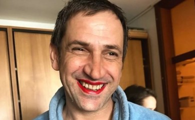 Goran Bogdan pozirao noseći crveni karmin pa poručio: Srećan 8. mart, trebaće nam