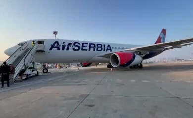 Avion „Er Srbije“ sa 267 putnika poletio iz Dubaija