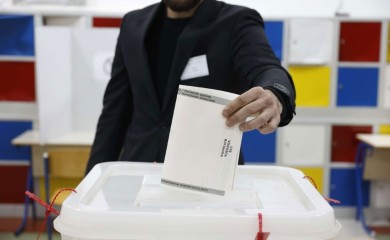 Vlada RS poziva na ostavke, CIK na Izborni zakon BiH