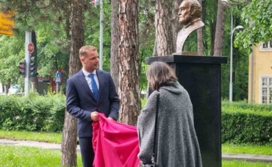 U Banjaluci otkrivena spomen-bista profesoru Predragu Gugi Lazareviću