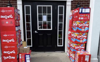 Dječak se igrao majčinim telefonom pa naručio 70.000 lizalica