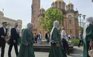 Maturanti treće generacije Medrese prošetali Banjalukom