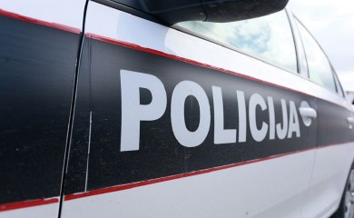 Zapalio sebe i policajca pa prebačen u bolnicu (VIDEO)
