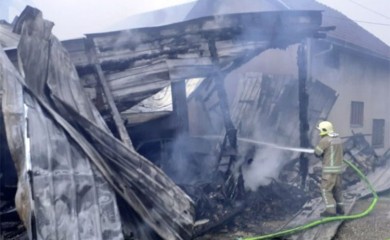 Prijedor: U požaru izgorjela automehaničarska radionica, kuća i više automobila