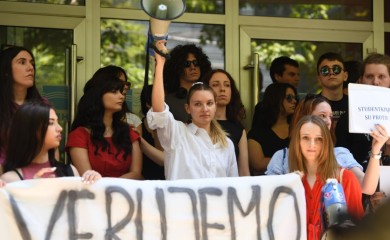 “Pristala sam da idem sa njim na piće, a onda mi je rekao nešto što me zaledilo”: Priča Milane, studentkinje koja optužuje Slavišu Orlovića za seksualno uznemiravanje