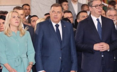Vučić: Molimo se da sve nesloge ostanu iza nas i da pošaljemo poruku mira i ljubavi