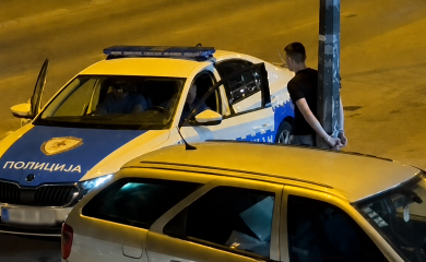 Uhapšen muškarac na Laušu, osumnjičen da je maloljetnog sina vezao za banderu