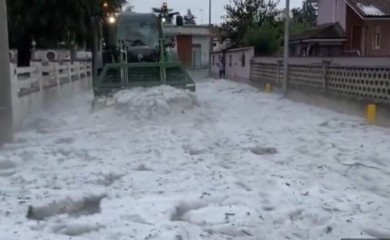 Kakva ludnica od vremena: Pao snijeg u julu (VIDEO)