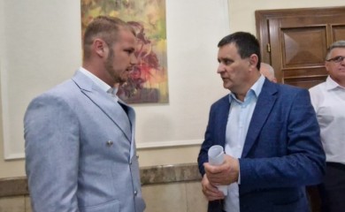 Stanivuković izašao pred Đajića: Nećete pomjeriti spomenik, završićemo ga