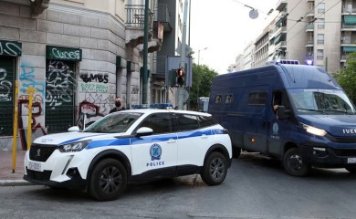 Sedmorica navijača pokušala pobjeći iz Grčke, uhapšeni s noževima i palicama u kombiju