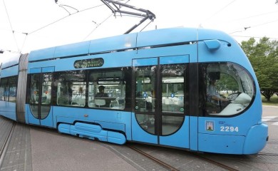 U Zagrebu građani gurali tramvaj