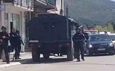 Opsadno stanje u Zubinom potoku: Specijalna policija upala u prostorije fabrike