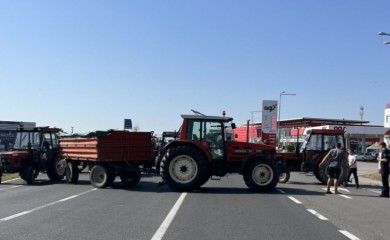 Poljoprivrednici traktorima blokirali granični prelaz u Orašju