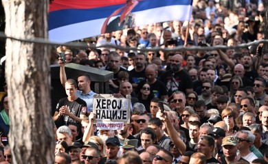 General Mladić sahranjen uz počasnu paljbu, rijeka ljudi se slila na Topčidersko groblje