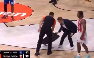 Tokom utakmice, obrušio se dio krova i zamalo ugrozio igrača zvezde