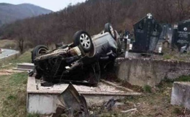 Autom uletio na seosko groblje