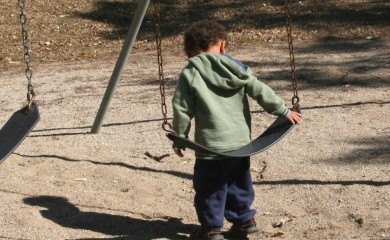 Horor! Dječak (2) pronašao pištolj u dvorištu vrtića i upucao se