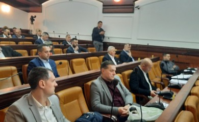 Topić i Lazić nezadovoljni stanjem u naseljima: Rupe i raspala pasarela na Starčevici