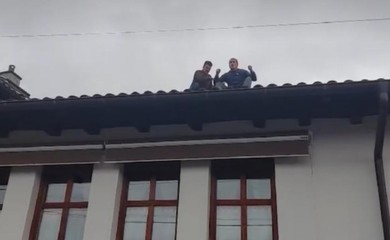 Potresne scene iz Velike Hoče, domaćin se popeo na krov: “Ne dam, ovo je moje”  (VIDEO)