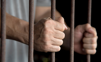 Vrijeđao majku pa dobio zatvorsku i novčanu kaznu