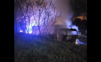 Šleper se zapalio, saobraćaj obustavljen (VIDEO)