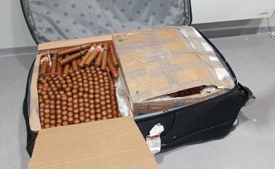 Pokušao u koferu da prokrijumčari skoro 2.000 kubanskih tompusa