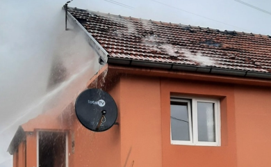 Gorio krov kuće u Gacku, evakuisali staricu
