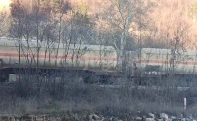 Incident tokom pretakanja amonijaka u auto-cisternu: Kran skliznuo sa platforme