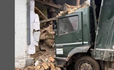 Kamion se zakucao u kuću: Vatrogasci sjekli kabinu, povrijeđen suvozač