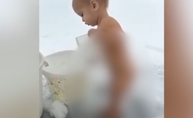 Čeliči se od malih nogu: Ovaj dečak potpuno go i bos stoji na ledu i poliva se vodom