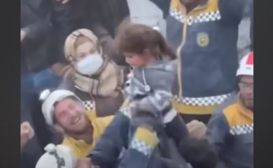 Okupljeni narod oduševljen: Ispod ruševina spasena petočlana porodica (VIDEO)