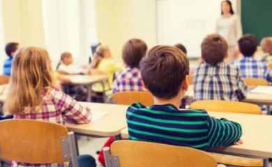 Užas u blizini osnovne škole: Vidno pijan spopadao i fizički nasrtao na djecu