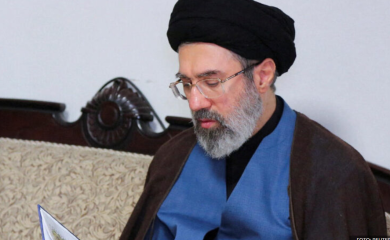 Novi vrhovni vođa Irana se potpisao na raketu i gađao Izrael: Pogledajte šta je napisao na projektilu (FOTO)