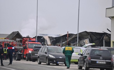 Vatrogasci već četiri sata gase vatrenu stihiju u Bijeljini (FOTO)