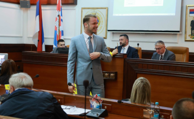Već se zna koja tačka će izazvati VELIKU POLEMIKU: Sa zakašnjenjem počela sjednica Skupštine grada, odbornici i o dodjeli nagrade Đajiću