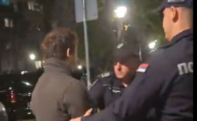 Policajci u Beogradu priveli muškarca u auto, on izašao na druga vrata i odšetao (VIDEO)