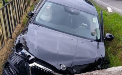 Nesreća u Banjaluci: “Škoda” završila u kanalu pored puta, povrijeđena žena koja je vozila