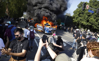Haos u Los Anđelesu: Vojska se sukobila sa demonstrantima, automobili gore (FOTO, VIDEO)