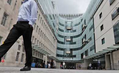 Voditelj BBC-ja optužen da je plaćao mladića za seksualno eksplicitne fotografije