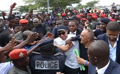 Mbape stigao u Kamerun i izazvao opštu pometnju, na ulicama vojska i oklopna vozila