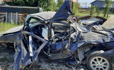 Brza vožnja prekinula sve: Mladić poginuo, automobil uništen skroz