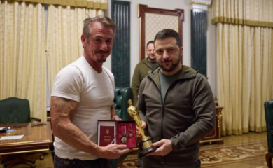 Šon Pen dao Zelenskom Oskara: "Kad pobijediš vrati ga"