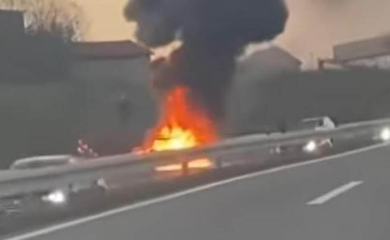 Zapalio se automobil na autoputu