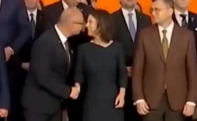 Ministar na udaru kritika: Od nespretnog poljupca do brutalnih uvreda VIDEO